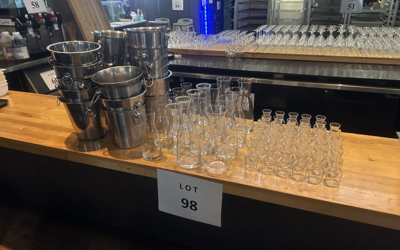 98- Lot de carafes a vin et saut a glace +/- 75 mcx