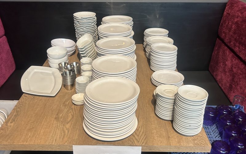 91- Lot de vaisselles assiette de divers grandeur