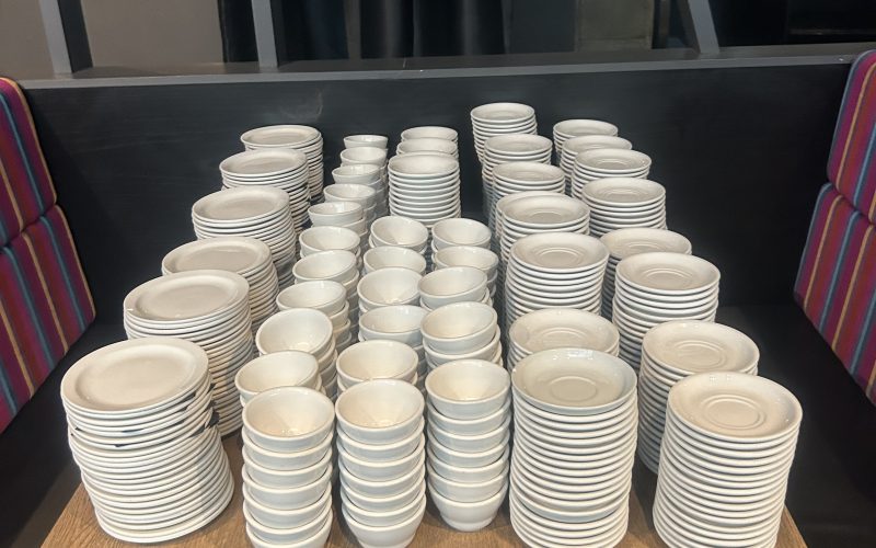 90- Lot de vaisselles +/- 600 mcx , assiette a café , bol a sauce , assiette a dessert