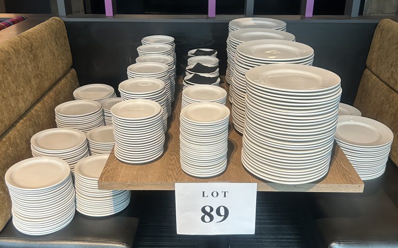 89- Lot de vaisselles +/- 600 mcx petite , moyenne et très grande assiette