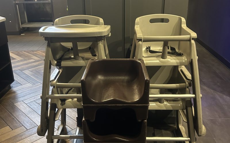 84- Chaise haute en plastique (4) avec banc d’appoint (4)