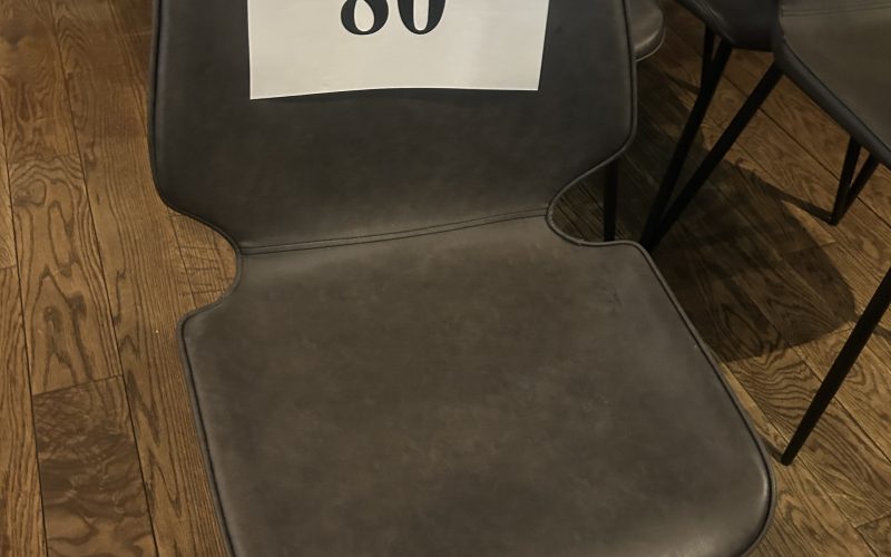 80- Chaise de cuirette grise (10)