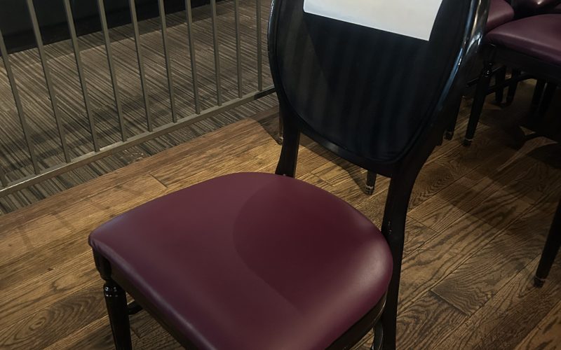 75- Chaise de velours noir et cuirette mauve (15)