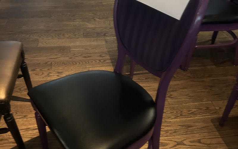 76- Chaise de velours mauve et cuirette noir (17)