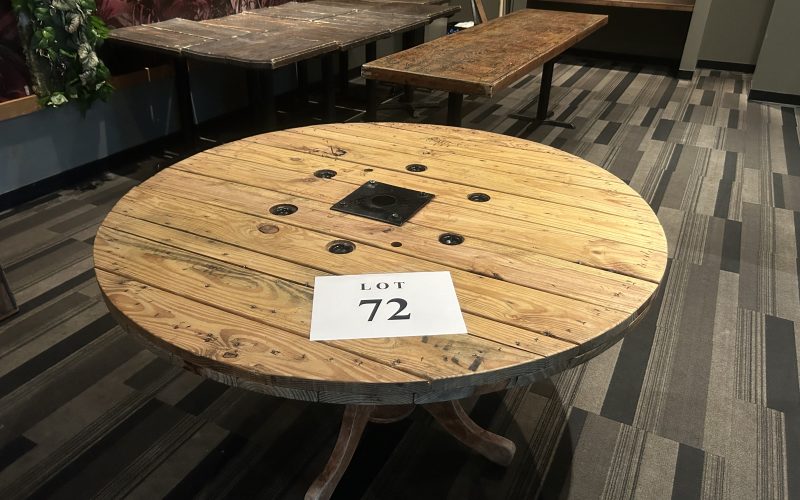 72- (2) tables ronde en bois de 55 » avec pied en bois , style rouleau de fils électrique