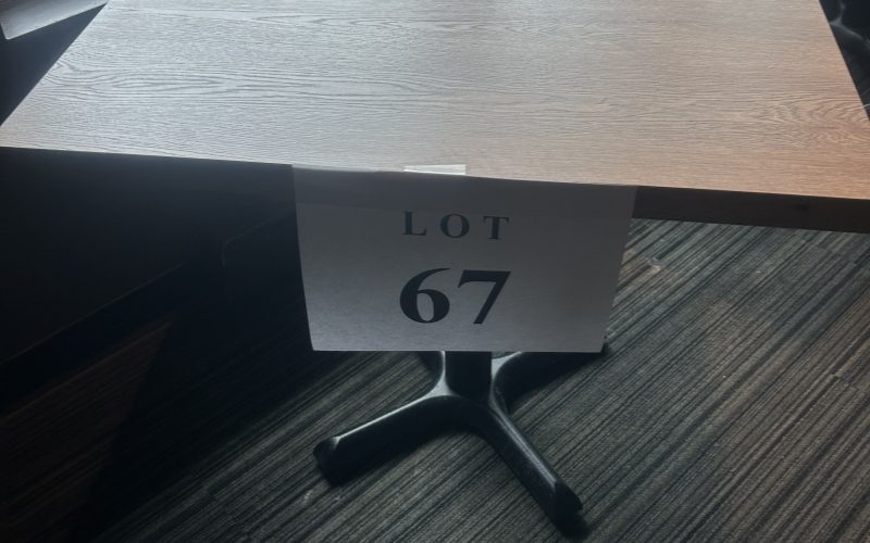 67- (12)  tables en formica imitation de bois avec pied central 30 »x 30 »