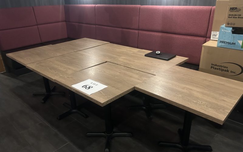 68- (7)  tables en formica imitation de bois avec pied central 30 »x 30 »