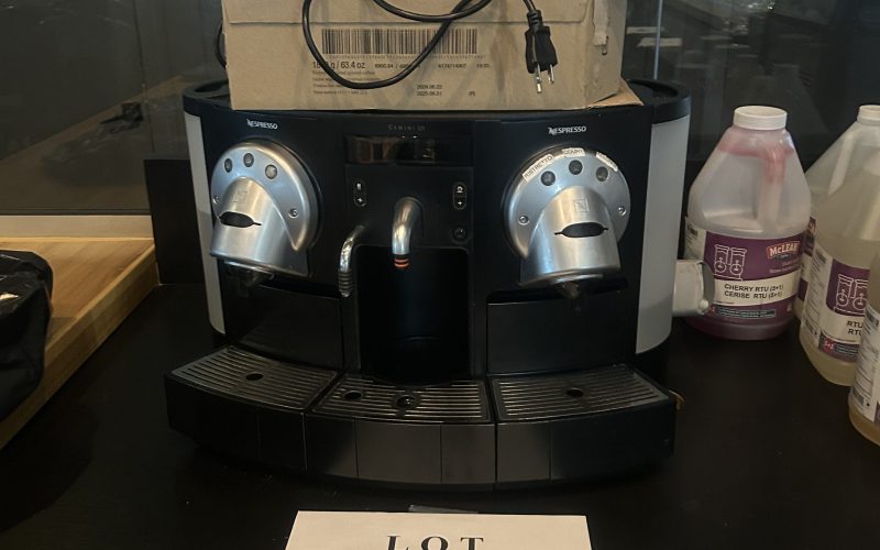 59- Machine a café Nespresso Gemini 221 avec mousseur a lait