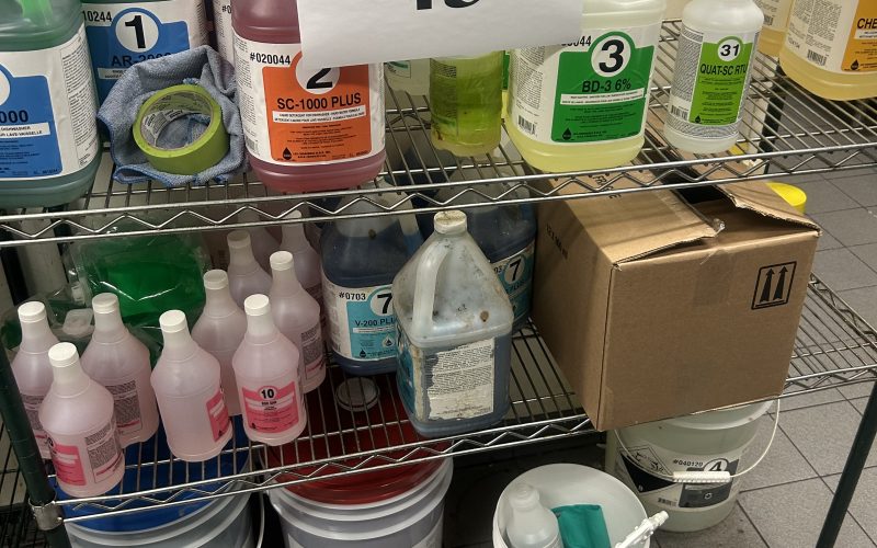 43- Lot de produits de nettoyant