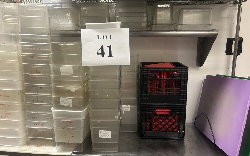 41- Lot de plats de plastique +/- 100 mcx