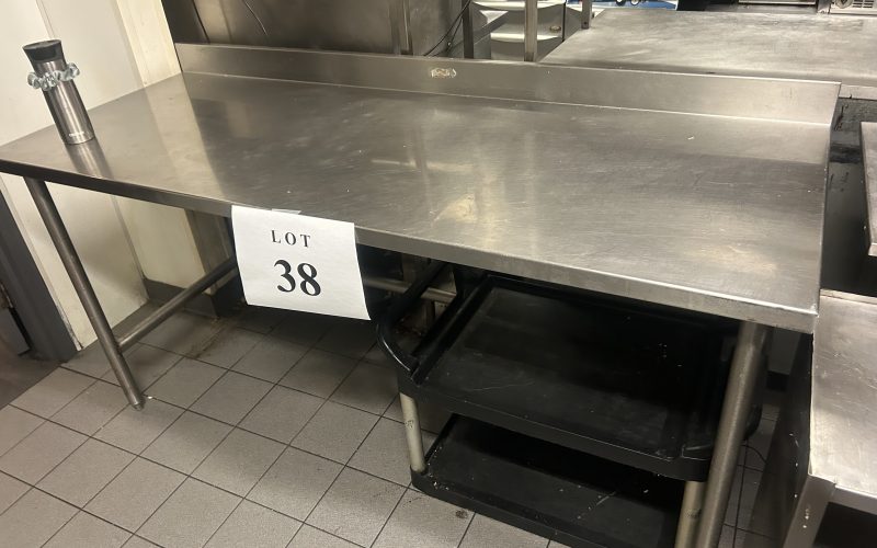 38- Table en acier inoxydable de 60 »x 28 » , huche de 43 »x 15 , table de 36 » x19 » et étagère avec 3 tablettes de 12 »x 60 »