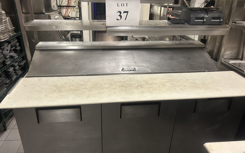 37- Table froide avec huche 3 portes de marque True 72 »