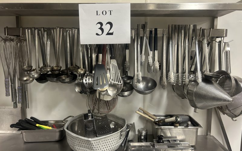 32- Lot d’ustensiles de cuisine +/- 125 mcx