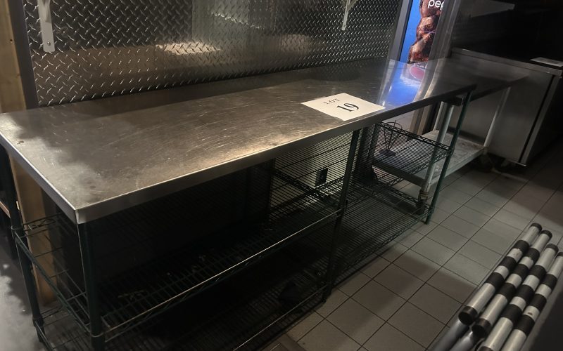 19- Desserte en acier inoxydable avec 3 tablettes 27 »x 18 » , table sur roue 24 »x 48 » en inox , étagère métro 24 »x 84 »