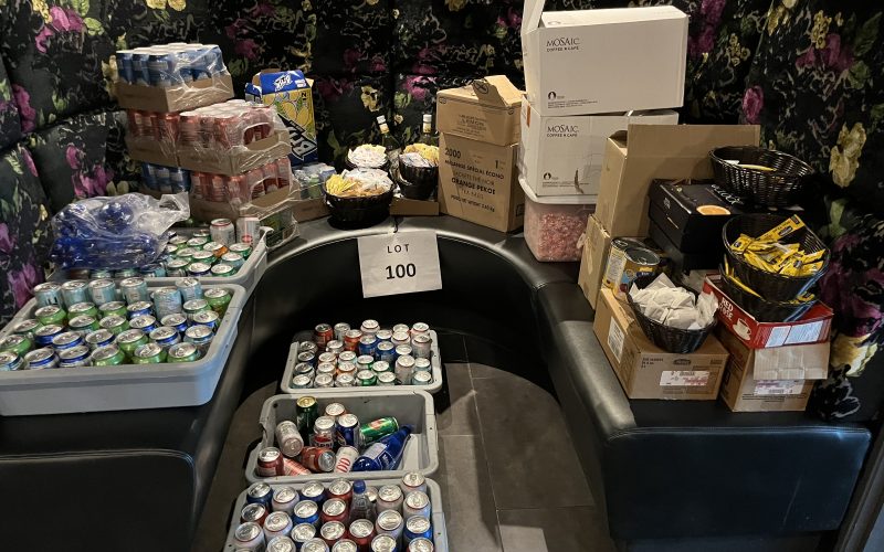 100- Lot de fonds de commerce tel que sucres , condiments , thés , bonbons , liqueurs, cafés ,  bières sans alcool etc.