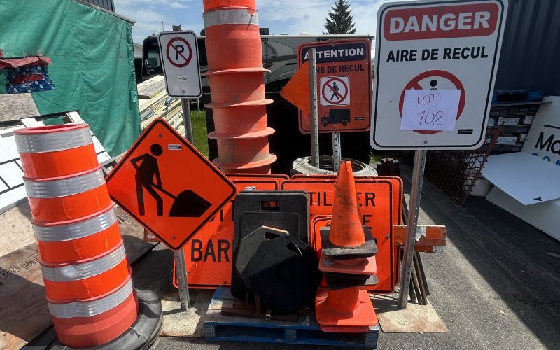 Lot 102- Pancartes de signalisation avec cônes ( a Magog )