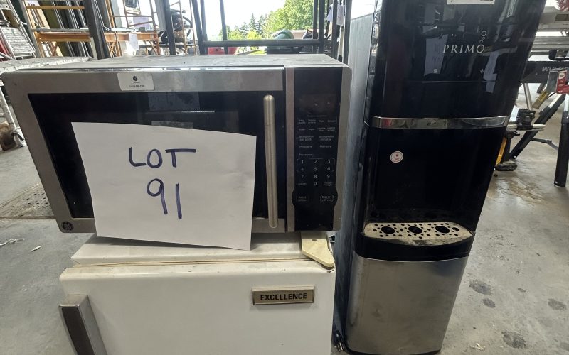 Lot 91- Mini frigidaire , micro-onde et refroidisseur a eau
