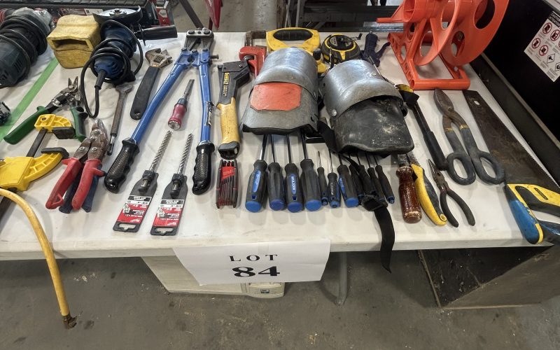 Lot 84-  Lot d’outils divers +/- 40 mcx ( a Magog )