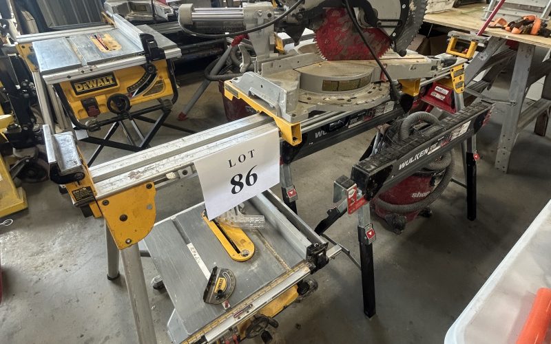 Lot 86- Scie a onglet électrique Dewalt avec trépied , banc de scie Dewalt , 2 support Wulken avec shop vac ( a Magog )
