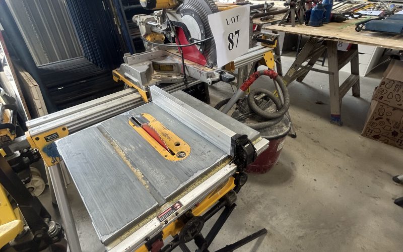 Lot 87- Scie a onglet électrique Dewalt , banc de scie avec base , shop vac