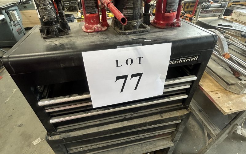 Lot 77- Coffre avec tête et 4 crics a bouteille (a magog )