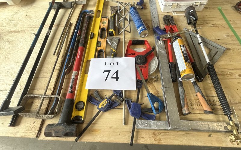 Lot 74 – Lot d’outils , niveau, masse, barre a clou , mèche a brasser, fusil a uréthane , coupe bolt , équerre etc . ( a magog )