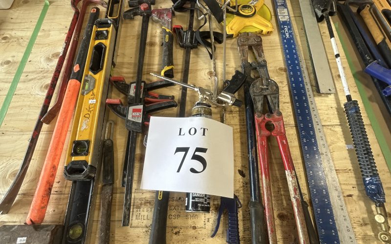 Lot 75 – Lot d’outils , niveau, masse, barre a clou , mèche a brasser, fusil a uréthane , coupe bolt , équerre etc . ( a magog )