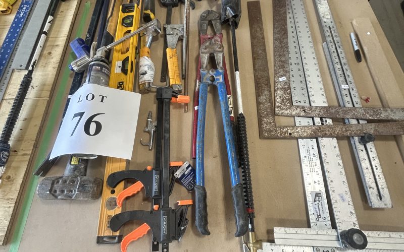 Lot 76 – Lot d’outils , niveau, masse, barre a clou , mèche a brasser, fusil a uréthane , coupe bolt , équerre etc . ( a magog )