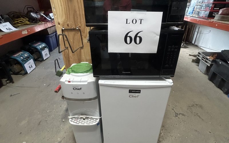 Lot 66- (2) Four micro-onde , frigidaire , refroidisseur a eau
