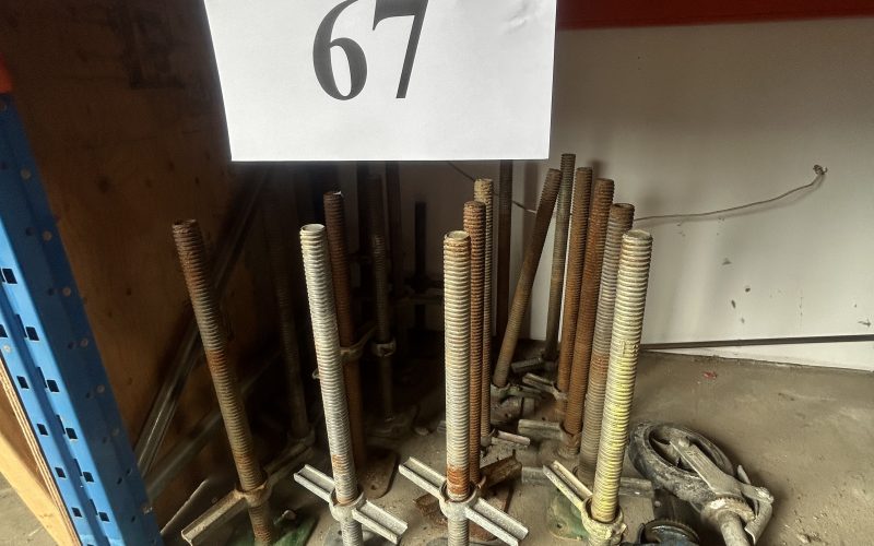 Lot 67-  (16)  Vérins pour échafaud et 2 roues d’échafaud  ( a magog )