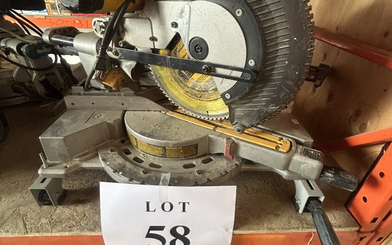 Lot 58- Scie a onglet Dewalt électrique ( a Magog )