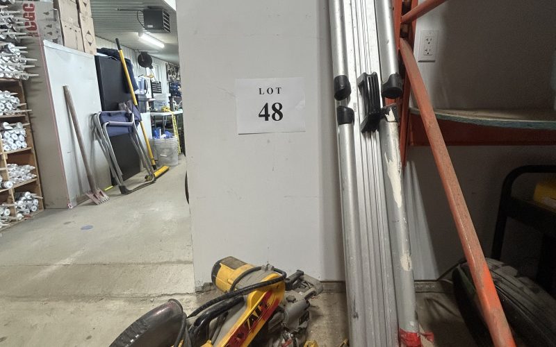 Lot 48- Scie a onglet Dewalt électrique  avec trépied ( a Magog )
