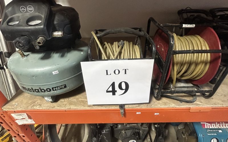 Lot 49- Compresseur Metabo avec 2 rouleaux a hose a pression ( a magog )