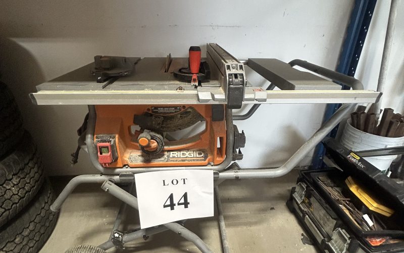 Lot 44- Banc de scie Rigid ( a magog )
