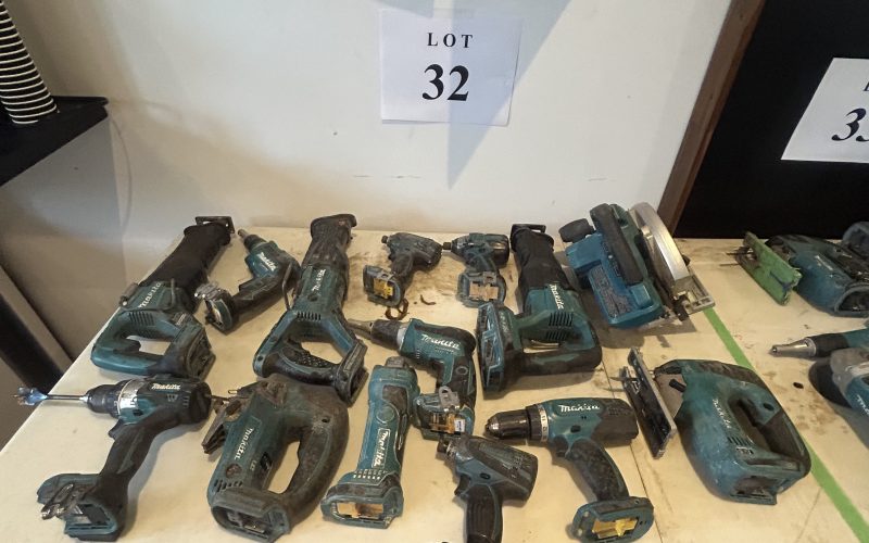 Lot 32- Outils Makita a batterie avec chargeur sans batterie (15)  ( a magog )