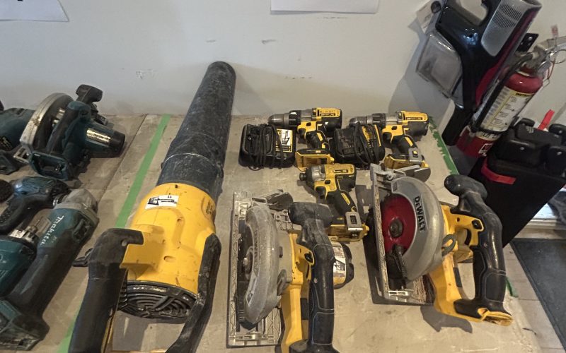 Lot 35- Outils Dewalt a batterie avec chargeur sans batterie (9)  ( a magog )
