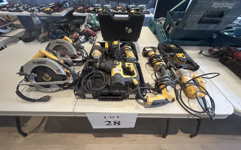 Lot 28 – Lot d’outils électrique Dewalt ( 11 ) ( a magog )