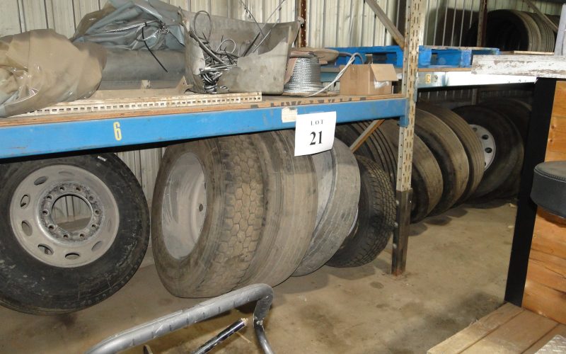 LOT 21 :  Pneus divers pour camions   avec jantes (9) sans jantes (2)