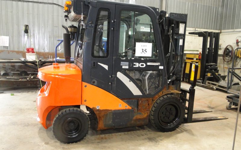 LOT 35: Chariot élévateur Doosan 30