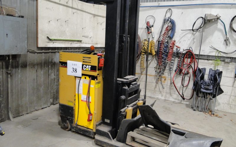 LOT 38 : Transpalette Caterpillar électrique