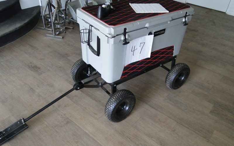 LOT 47 : Glacière sur roues (Artisanal)