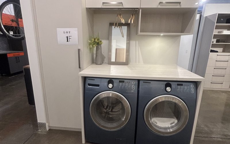 1F – Unité de rangement de salle de lavage avec laveuse sécheuse Samsung 84« L x 32« p x 89«  h
