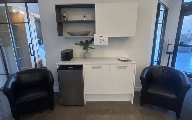 1M- Unité de rangement mural ( 60 »1/2 x 79 »h ) avec petit frigidaire Insigna ( neuf ) et (2) fauteuils de cuirette noir