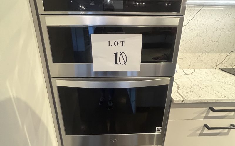 1O – Four encastré avec micro-onde Whirpool modèle WOC75EC0HS22 , plaque a cuisson  LG 30 »x 21 » , lave-vaisselle Bertazzoni Mod DW24PR