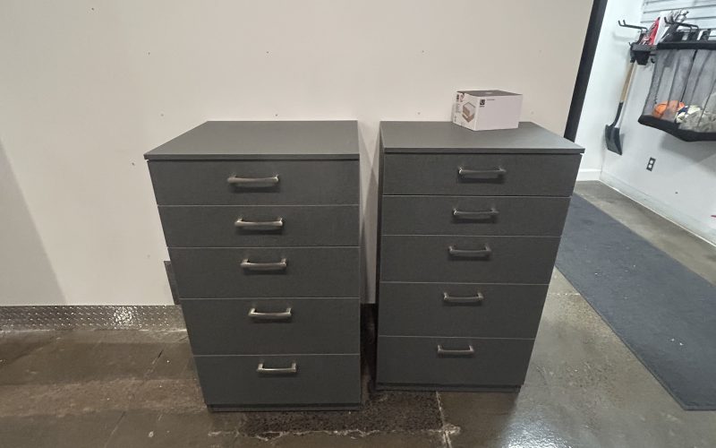 1CC-  (2) Commodes de rangement 5 tiroirs ( 24 » x 17 » x 42 » )