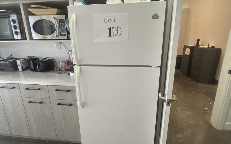 1DD- Frigidaire White Westinghouse 2 portes avec micro-onde RCA , mini four Bravetti ,cafetière , grille-pain, bouilloire , table en bois 42 » x 42 » 36 »  avec 4 chaises (2) banc en métal cuirette beige , patère et cadre