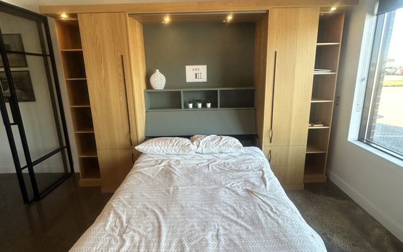 1ii- Lit escamotable Queen ( 130 »x 23 »x 86 » ) avec meuble de rangement ( 64 »1/2 x 19 »x 85 » )