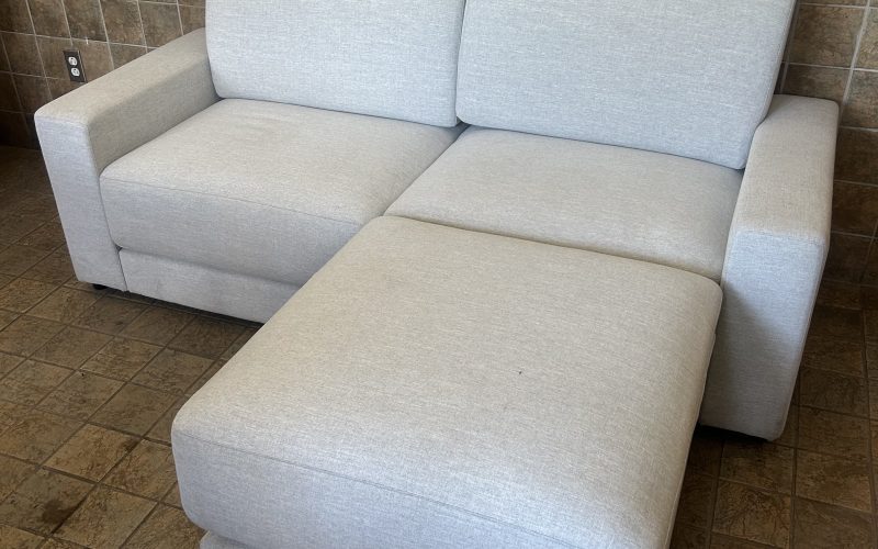 1JJ- Table de cuisine 42 x 42 x 36 avec divan en L tissus beige sans dossier