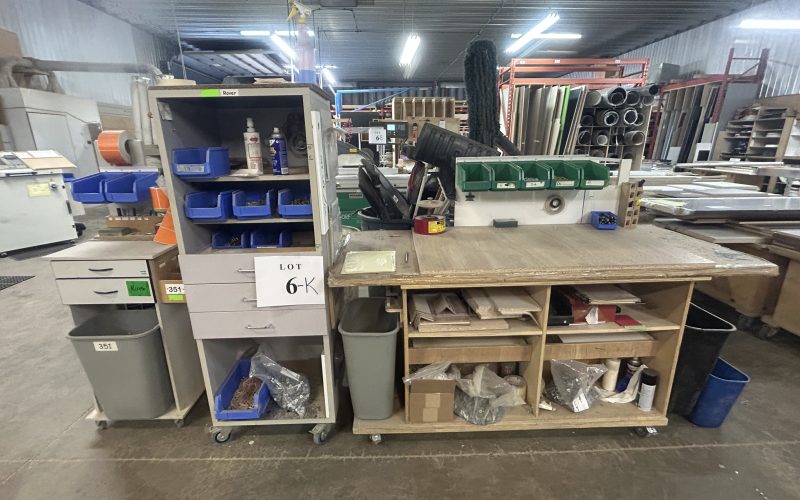 6K- Table de travaille et 2 meubles de rangement
