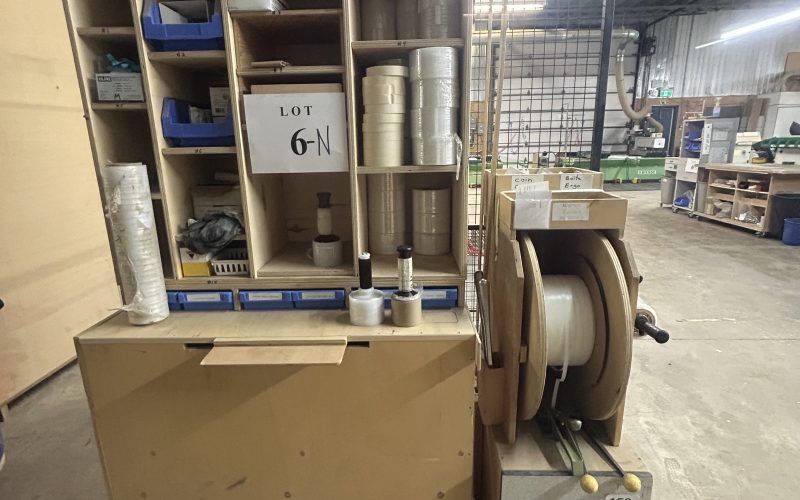 6N- Meuble de rangements avec produit d’emballage et strappeuse a courroie de plastique